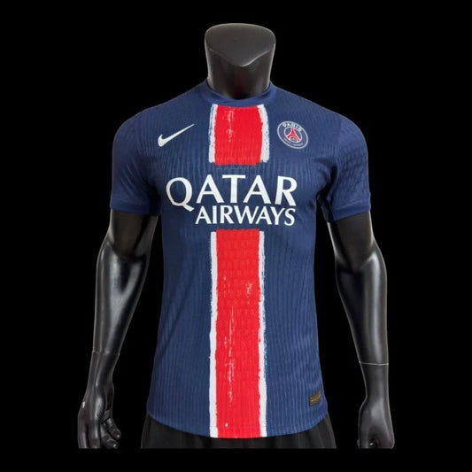 Maillot de football bleu marine My Store, PSG, avec bandes rouges et blanches verticales, logo brodé, sponsor Qatar Airways.