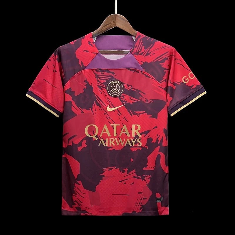 Maillot de football Paris Saint-Germain édition spéciale rouge et bordeaux avec logos dorés et détails graphiques abstraits. Tissu respirant.