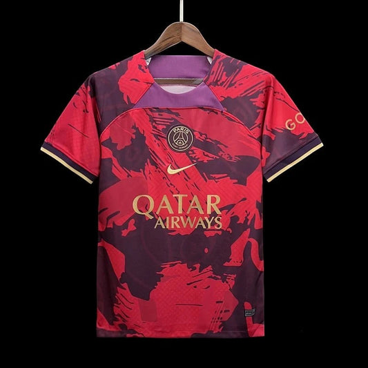 Maillot de football Paris Saint-Germain édition spéciale rouge et bordeaux avec logos dorés et détails graphiques abstraits. Tissu respirant.