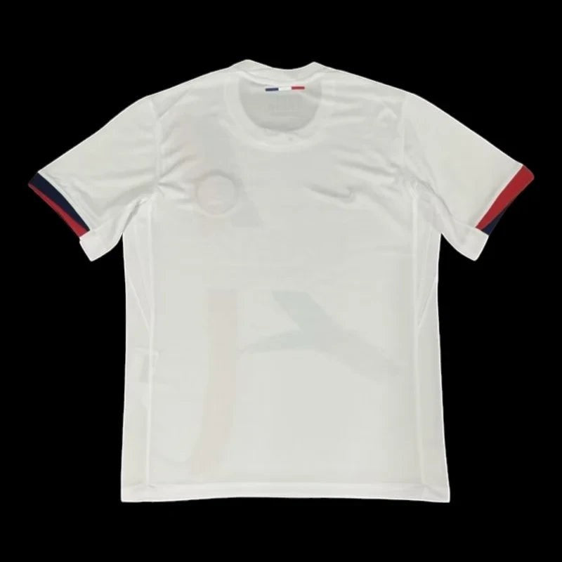 Maillot de football blanc Paris Saint-Germain pour homme, avec détails bleus et rouges sur les manches. Tissu respirant.