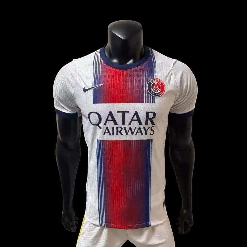 Maillot de football domicile Paris Saint-Germain blanc pour homme, avec bandes rouges et bleues, logo PSG et sponsor QATAR AIRWAYS.