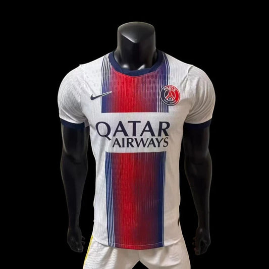Maillot de football domicile Paris Saint-Germain blanc pour homme, avec bandes rouges et bleues, logo PSG et sponsor QATAR AIRWAYS.