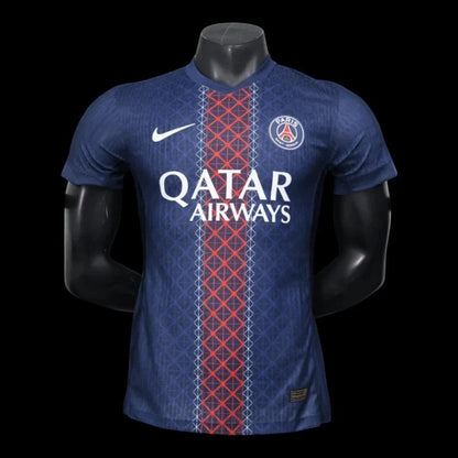 Maillot de football domicile Paris Saint-Germain bleu marine pour homme, avec logo PSG et Swoosh Nike, sponsor Qatar Airways.