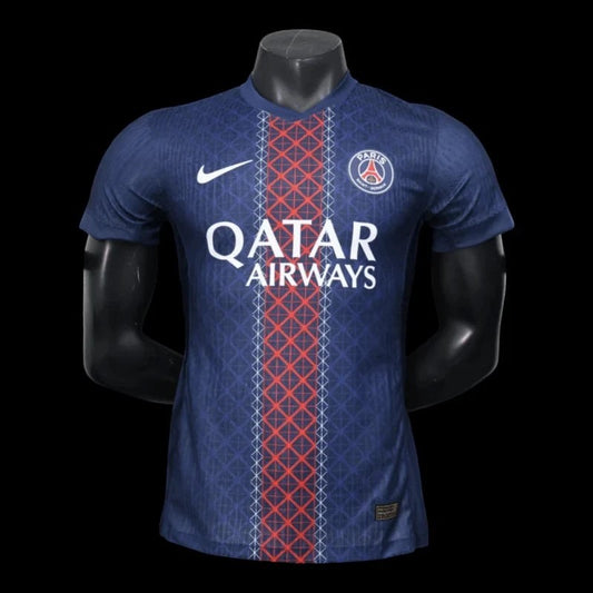 Maillot de football domicile Paris Saint-Germain bleu marine pour homme, avec logo PSG et Swoosh Nike, sponsor Qatar Airways.