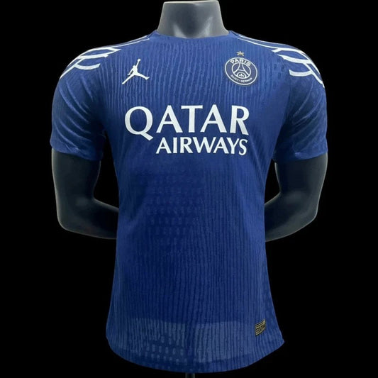 Maillot de football bleu Paris Saint-Germain pour homme, avec logo Qatar Airways et blason du club. Tissu léger et respirant.