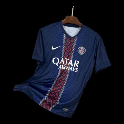 Maillot de football domicile bleu marine pour homme du Paris Saint-Germain, avec logo Qatar Airways et détails rouges et blancs.