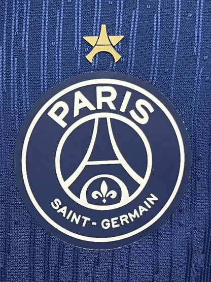 Maillot de football bleu Paris Saint-Germain pour homme, avec blason du club et Tour Eiffel dorée.