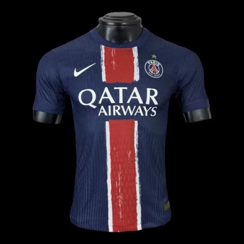 Maillot de football domicile Paris Saint-Germain bleu marine pour homme, avec bande rouge et blanche centrale, logo QATAR AIRWAYS et Swoosh Nike.
