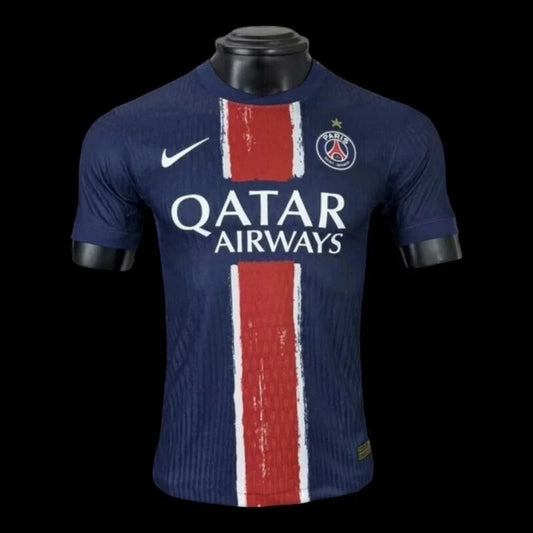 Maillot de football domicile Paris Saint-Germain bleu marine pour homme, avec bande rouge et blanche centrale, logo QATAR AIRWAYS et Swoosh Nike.
