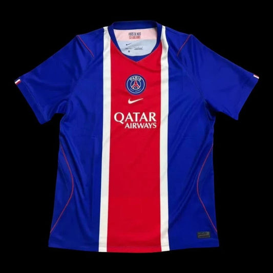 Maillot de football bleu royal Paris Saint-Germain pour homme, avec bande rouge et blanche centrale, logo PSG, Nike et Qatar Airways.
