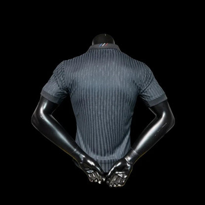Maillot de football Paris Saint-Germain homme My Store, gris foncé avec rayures verticales ton sur ton et logo du club sur le col.