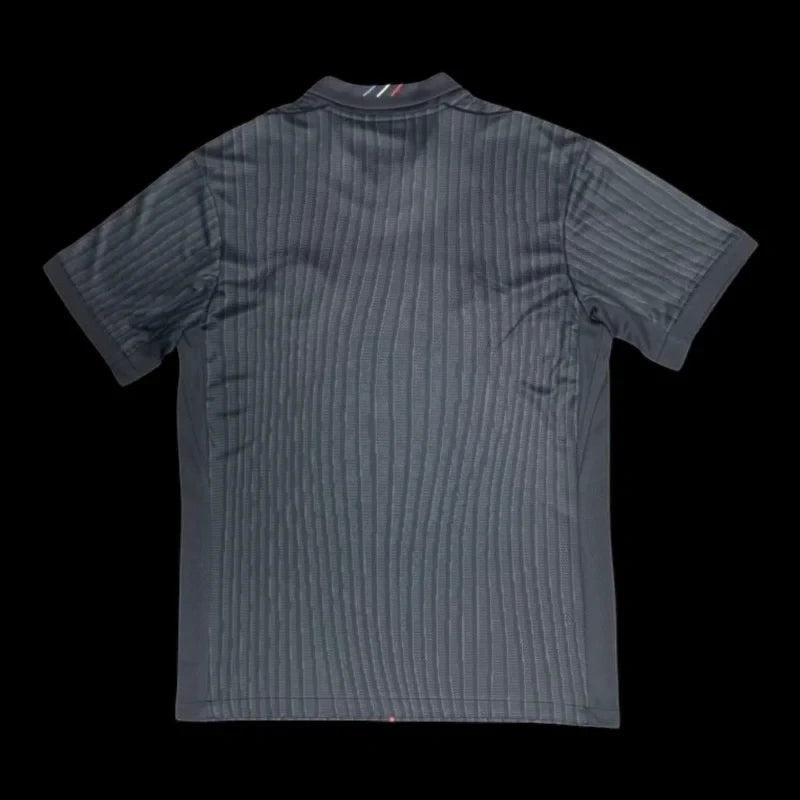 Maillot de football extérieur gris foncé Paris Saint-Germain Jordan avec col polo et détails texturés. Logo PSG et Jordan sur le devant.