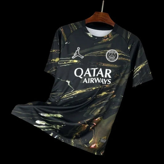 Maillot de football Paris Saint-Germain homme noir et or avec motif marbré, logo Jordan et Qatar Airways. Tissu respirant.