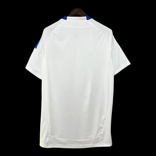 Maillot de football Olympique Lyonnais domicile blanc Adidas pour homme, avec col et bandes bleues sur les épaules. Logo OL et sponsor BetClic.