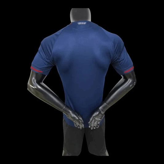Maillot domicile Olympique Lyonnais bleu marine avec détails rouges sur les manches et le col. Logo OL, Adidas et Emirates Fly Better.