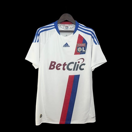 Maillot de football domicile Olympique Lyonnais blanc Adidas avec bandes bleues, logo OL et sponsor BetClic. Détails rouges et bleus.