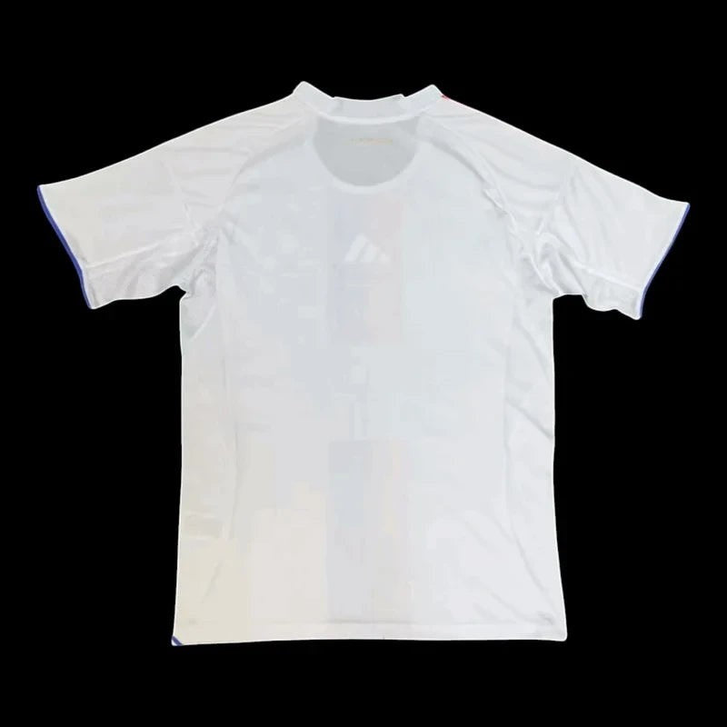 Maillot de football Olympique Lyonnais blanc avec détails bleus et rouges, logo OL et sponsor Emirates FLY BETTER. Tissu respirant.