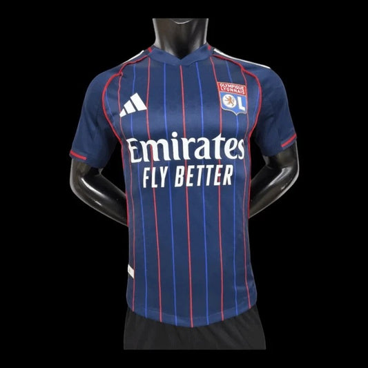 Maillot de football Olympique Lyonnais domicile bleu marine à rayures fines rouges et bleues, logo OL, Adidas et Emirates.