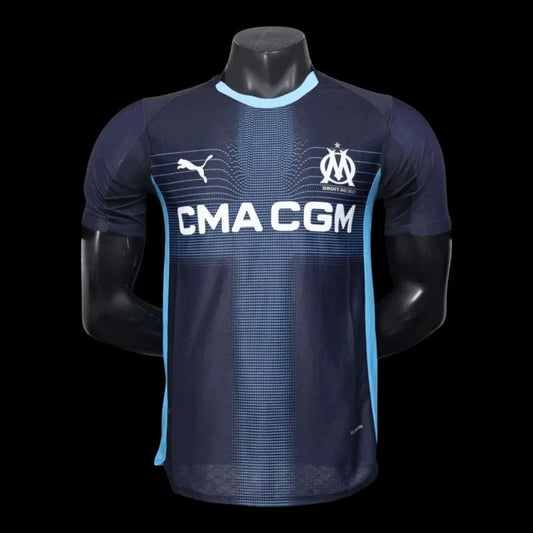 Maillot de football Olympique de Marseille domicile 2023/2024 bleu marine avec détails bleu ciel, logo OM et Puma, sponsor CMA CGM.
