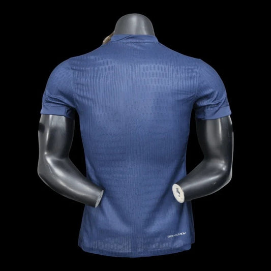 Maillot de football Paris Saint-Germain bleu marine pour homme, technologie Dri-FIT, motif graphique subtil, logo PSG et Swoosh Nike.