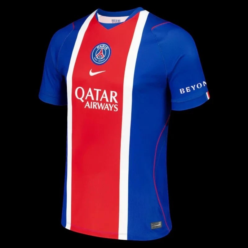 Maillot de football Paris Saint-Germain bleu et rouge pour homme, avec logo PSG et Swoosh Nike. Tissu respirant.
