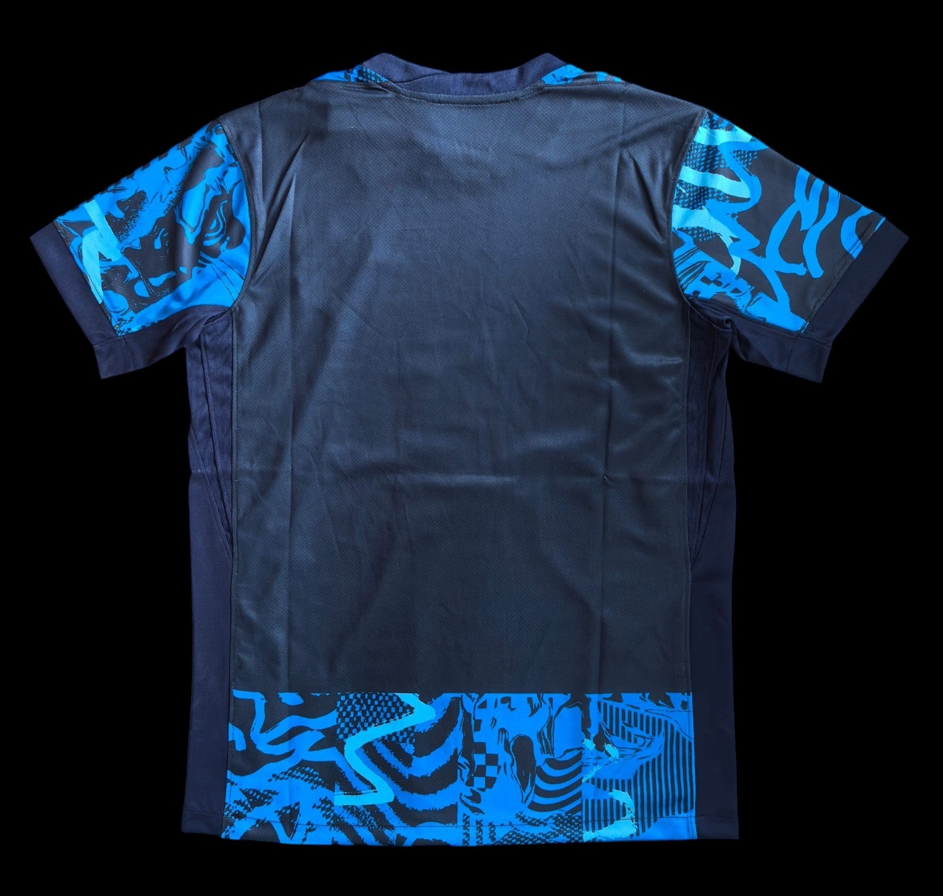 Maillot de football My Store 4 bleu et noir pour homme, tissu respirant, motif graphique audacieux sur les manches et l'ourlet.