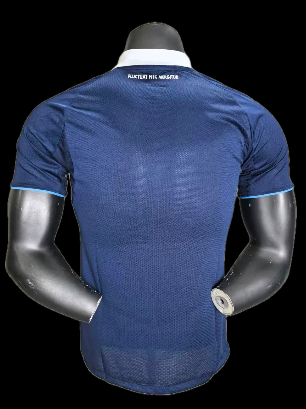 Maillot de football bleu marine pour homme My Store, col blanc, manches courtes avec liseré bleu clair, tissu technique respirant.