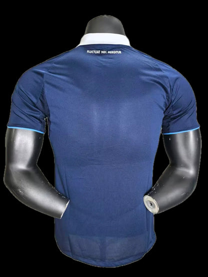 Maillot de football bleu marine pour homme My Store, col blanc, manches courtes avec liseré bleu clair, tissu technique respirant.