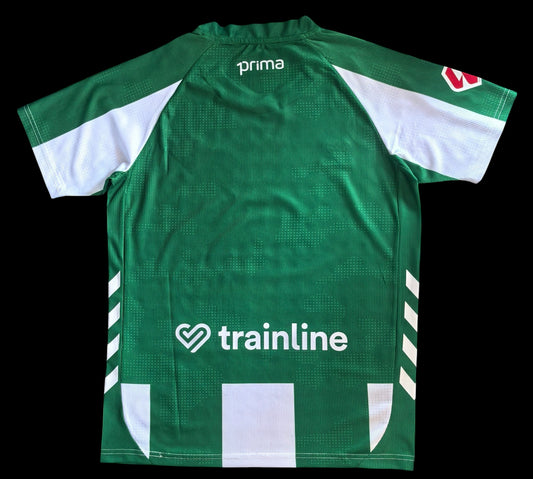 Maillot de football vert et blanc My Store pour homme, rayures blanches sur les manches et le bas, logo Trainline