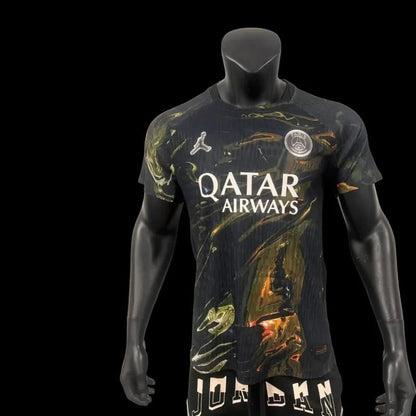 Maillot de football Paris Saint-Germain homme My Store, noir avec motif abstrait jaune et détails oranges, logo PSG et sponsor Qatar Airways.