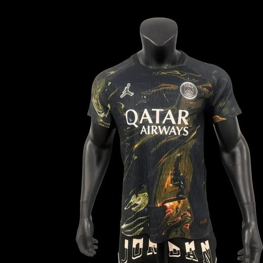 Maillot de football Paris Saint-Germain homme My Store, noir avec motif abstrait jaune et détails oranges, logo PSG et sponsor Qatar Airways.