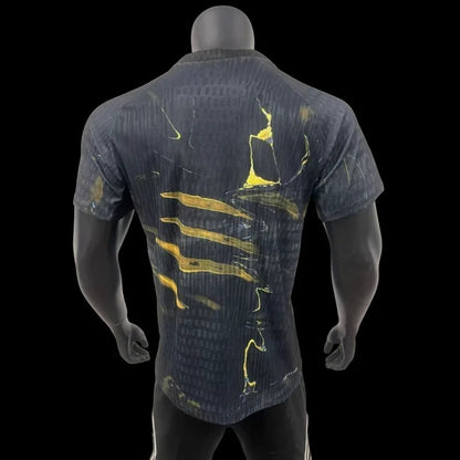 Maillot de football Paris Saint-Germain homme My Store, noir avec motif abstrait jaune, polyester respirant.