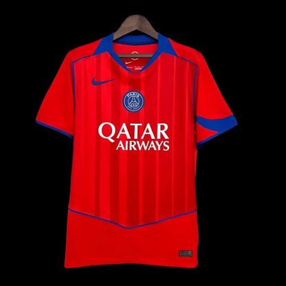 Maillot de football rouge vif pour homme My Store, avec logo PSG et Qatar Airways, col et manches bleus.