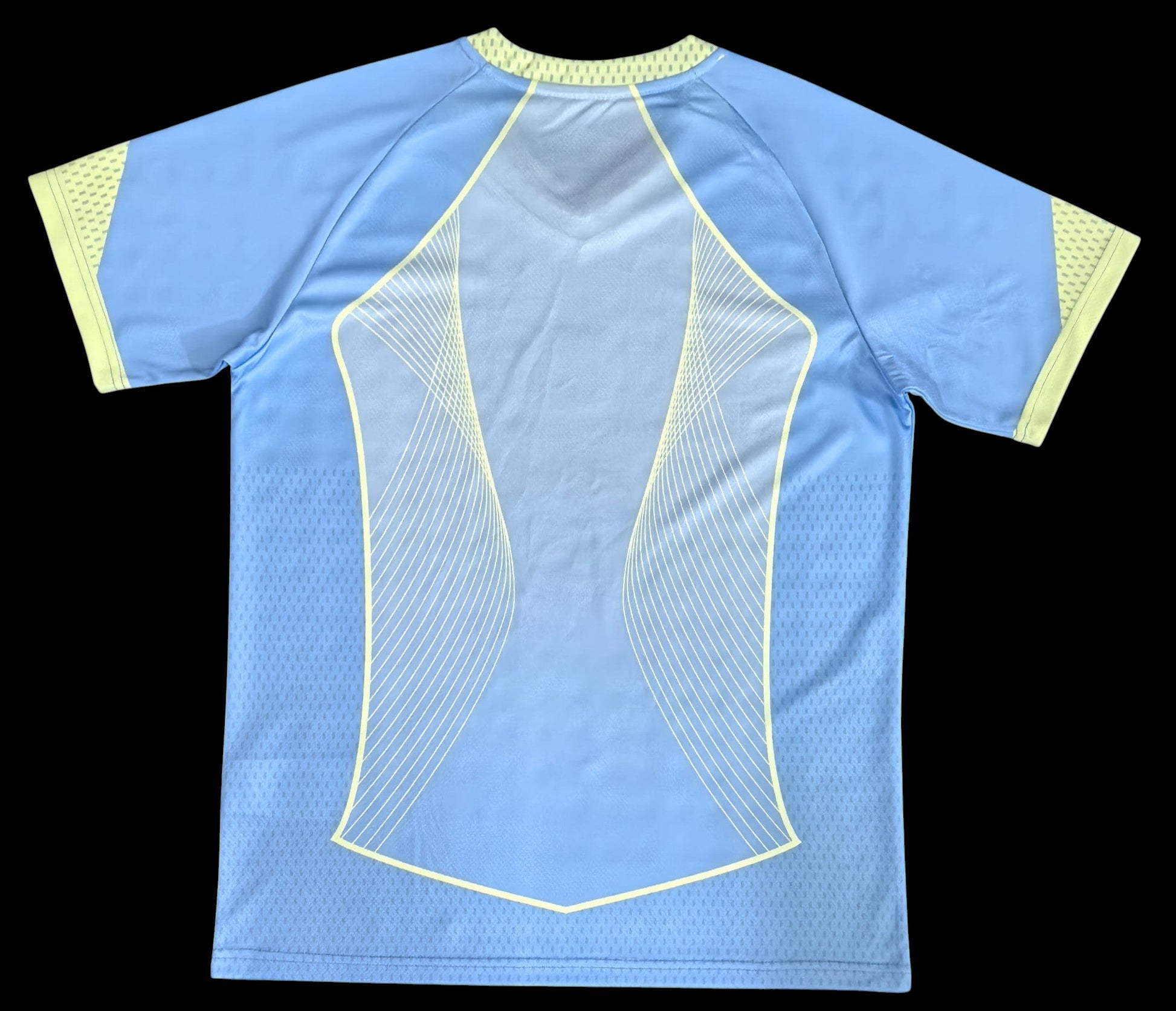 My Store 4 Maillot de football bleu ciel pour homme, tissu respirant, détails graphiques jaune fluo, col et épaules contrastés.