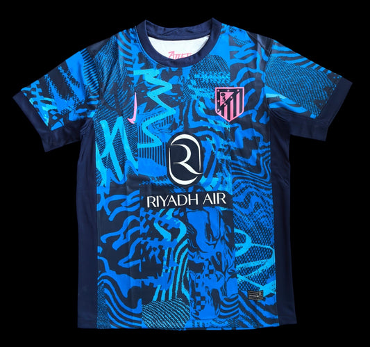 Maillot de football My Store 4 bleu et noir avec motif abstrait et logo Riyadh Air. Tissu respirant.