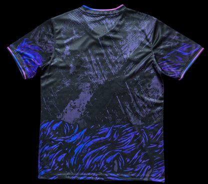 My Store 4 Maillot de football homme noir avec graphismes violets et bleus, col en V, manches courtes.