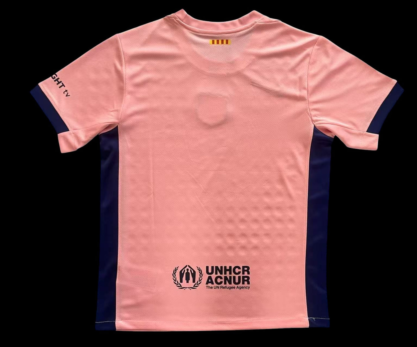 Maillot de football My Store 4 homme rose vif avec détails bleu marine, logo UNHCR ACNUR dans le dos.