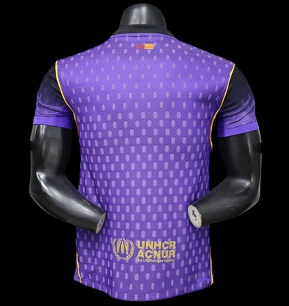 Maillot de football My Store 4 homme violet avec dégradé, logo UNHCR et détails dorés. Tissu léger et respirant.